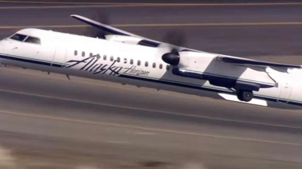 Unesený turbovrtulový Q400 Bombardier právě startuje z letiště v Seattlu. V letadle je jediný člověk: pilot-sebevrah